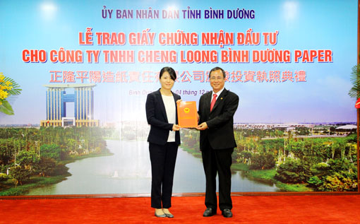 Trao giấy chứng nhận đầu tư cho Công ty TNHH Cheng Loong Bình Dương Paper (Khu công nghiệp Quốc Tế Protrade)