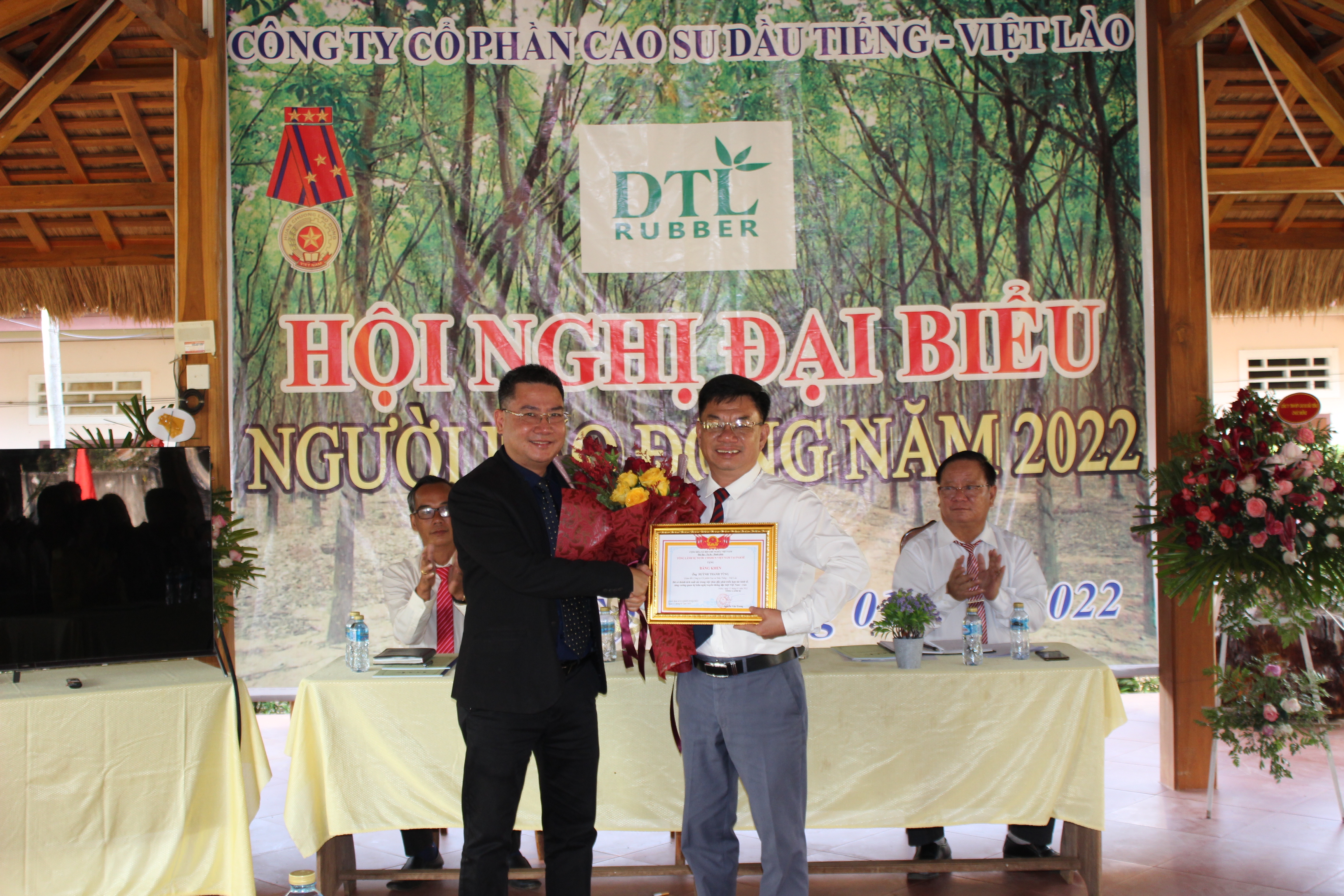 Tổng Lãnh sự Việt Nam tại Paksé trao Bằng khen tặng ông Huỳnh Thanh Tùng, Giám đốc Công ty Cổ phần Cao su Dầu Tiếng – Việt Lào