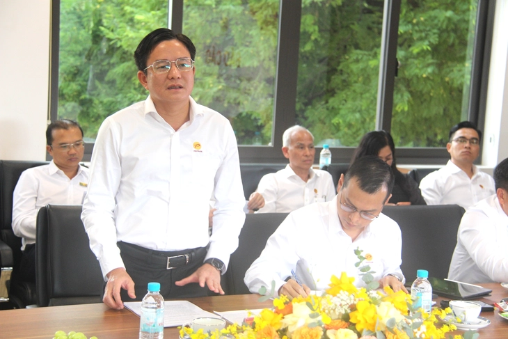Phó bí thư Thành ủy khảo sát hoạt động của Chi bộ Tổng công ty Sản xuất - Xuất nhập khẩu Bình Dương